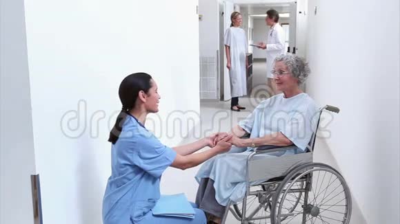 护士看着轮椅上的病人视频的预览图