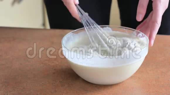 把蛋黄和糖放在玻璃碗里视频的预览图