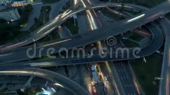 高速公路立交夜间垂直自上而下的交通鸟瞰图视频的预览图