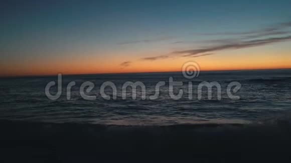 海洋是深蓝色的海浪被夏天海岸的沙滩太阳的冲刷视频的预览图