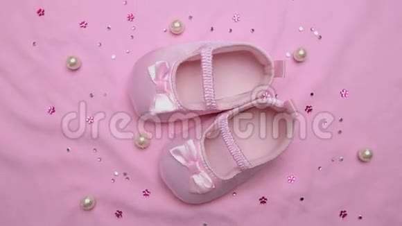粉红色的婴儿布在粉红色的毯子上上面有珍珠视频的预览图