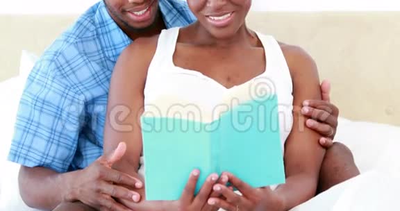 孕妇和她丈夫正在看书视频的预览图