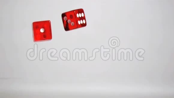 两个红色骰子在超级慢动作反弹视频的预览图