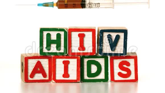 针落在积木上拼写艾滋病和艾滋病毒视频的预览图