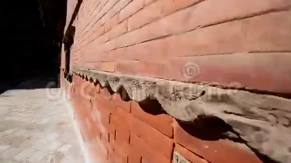 尼泊尔加德满都皇家宫殿内部的砖块和雕刻的木制细节视频的预览图