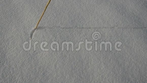 在冬雪上描画心灵书写文字雪视频的预览图
