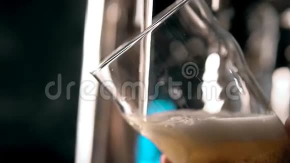 啤酒进入玻璃与大量气泡和泡沫超级关闭缓慢的运动视频的预览图