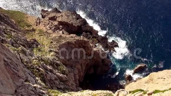 地中海深蓝色的悬崖线的空中拍摄视频的预览图