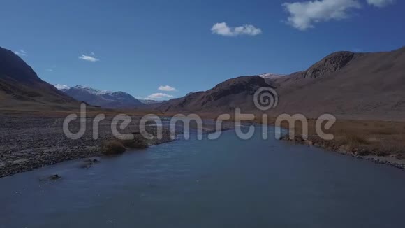 空中飞行飞越高山秋河水为绿松石落叶松为黄色乘坐美丽的航班视频的预览图