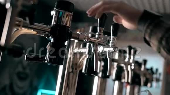 啤酒进入玻璃与大量气泡和泡沫超级关闭缓慢的运动视频的预览图