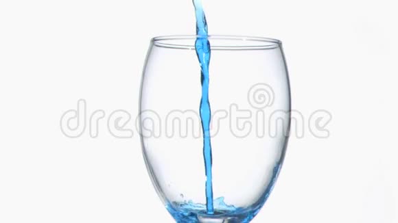 蓝色液体在葡萄酒杯中缓慢流动视频的预览图