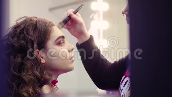 化妆师应用美容视频的预览图