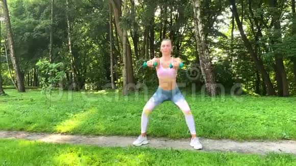 健身妇女在绿色草坪上做运动视频的预览图
