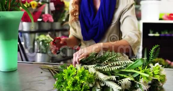 女性花店修剪植物视频的预览图