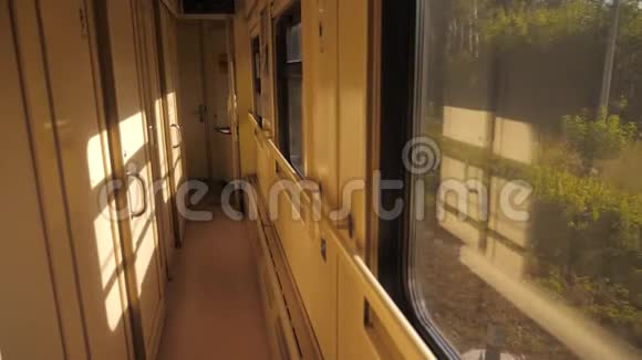 列车车厢内阳光车厢与夜间走廊出发前慢动作视频走廊视频的预览图