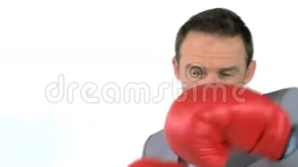 带着拳击手套的愤怒商人视频的预览图