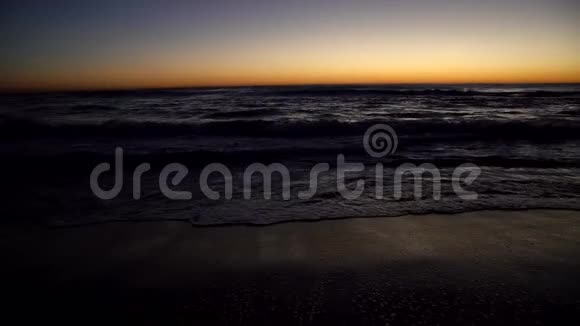 海洋是深蓝色的海浪被夏天海岸的沙滩太阳的冲刷视频的预览图