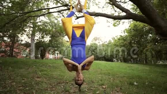 空中瑜伽练习者在吊床上伸展身体视频的预览图