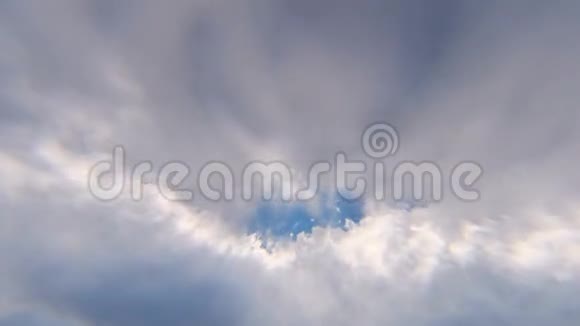 太阳在云层之间的视频镜头视频的预览图