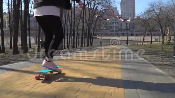少年在公园玩滑板视频的预览图
