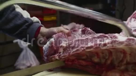 老屠夫用锯子慢慢切猪肉视频的预览图