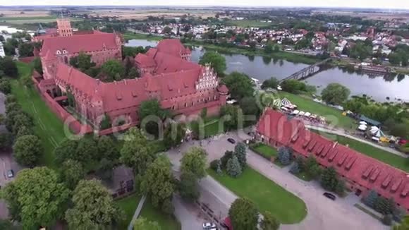 河上的古老的巨大城堡视频的预览图