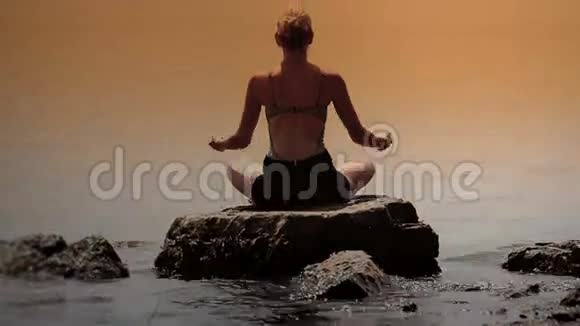 女人在海前做不同的瑜伽姿势视频的预览图