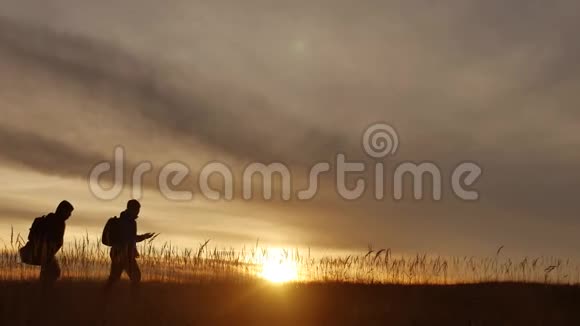 人走团旅游的游客野外大自然一个夕阳剪影两个旅游人旅游者自然生活方式视频的预览图