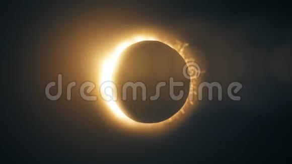 日食的抽象黑色背景上的火环视频的预览图