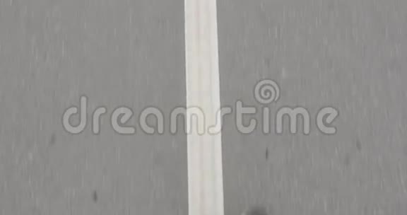 一个穿运动鞋的人在城外的沥青上跑步视频的预览图