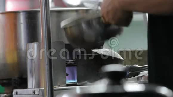 街头小贩在夜市煮汤视频的预览图