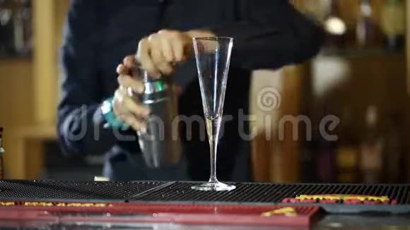酒保准备酒精鸡尾酒视频的预览图