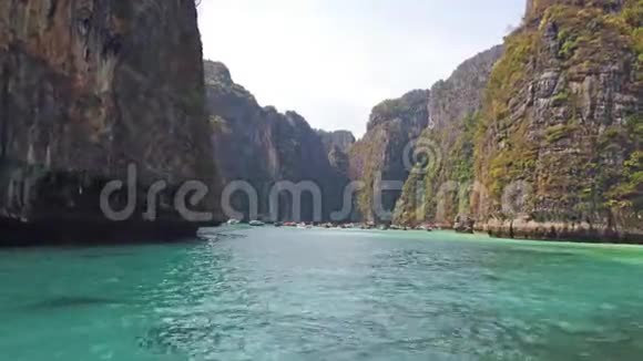 泰国著名的菲菲岛全景美丽的泻湖中有海船和山视频的预览图