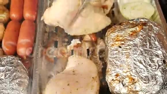 健康的烤铝箱煮白胡椒大蒜西红柿香瓜香肠和土豆视频的预览图