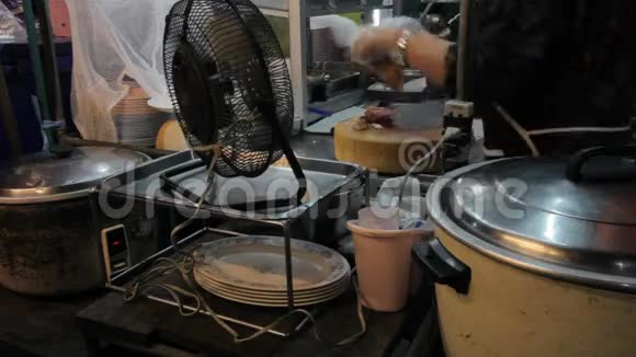 街头小贩扒鸡放米饭视频的预览图