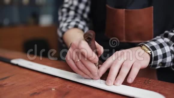 皮革车间皮带的工作过程人拿着手工工具和工作他正在铸坯视频的预览图