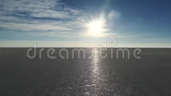 玻利维亚盐滩卡车慢视频的预览图
