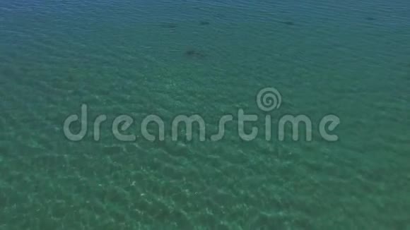 在蔚蓝的泻湖中飞过蔚蓝的海面热带海洋旅行概念视频的预览图