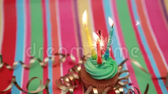 生日蛋糕有火花和蜡烛视频的预览图