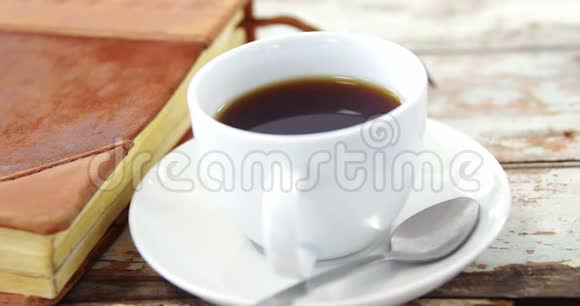 咖啡杯和木板上的书视频的预览图
