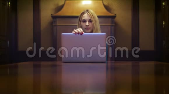 商务女性坐在家里的办公桌上用手提电脑工作视频的预览图