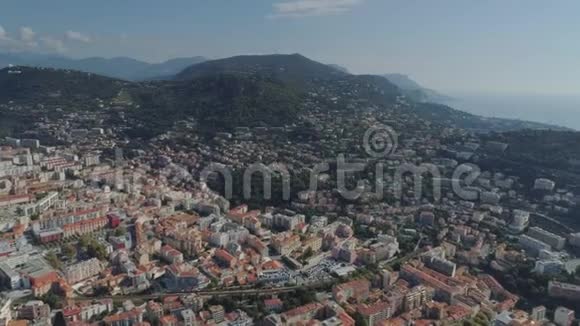 法国南部蔚蓝海岸的尼斯市从上面可以看到房屋和道路的屋顶视频的预览图