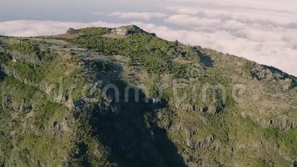 山顶废弃房屋的鸟瞰图视频的预览图