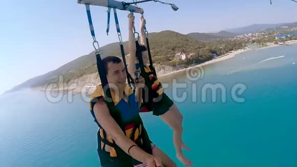 滑翔伞和滑翔伞的海洋生活方式男人和男孩正在海上乘降落伞飞行极限运动视频的预览图
