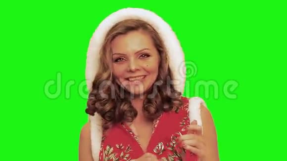 穿着圣诞服装的卷发美女唱反彩视频的预览图