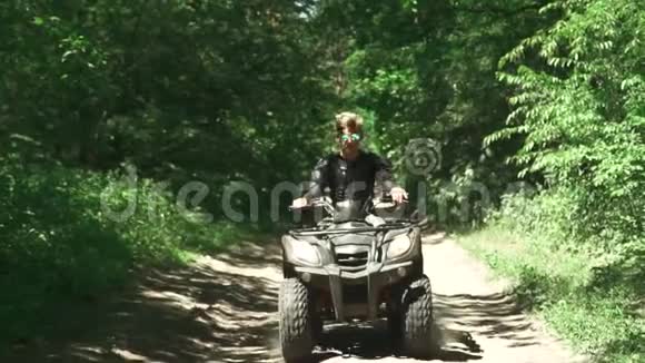 年轻人在森林里驾驶ATV视频的预览图