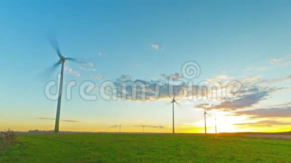 日落时风力发电机时间流逝视频的预览图