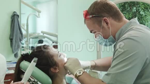 牙医治疗牙齿视频的预览图