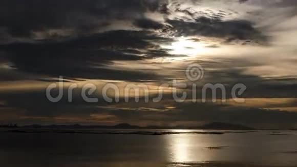西长岛夕阳西下的天空时间流逝数字变焦视频的预览图