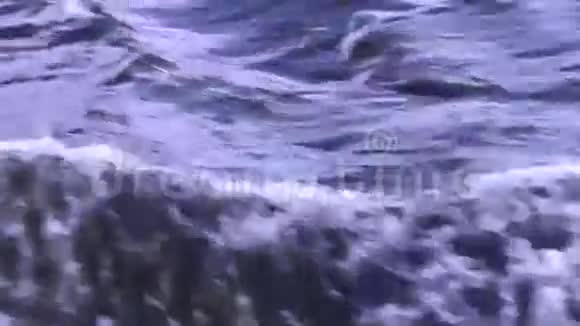 傍晚河水在河上波涛汹涌视频的预览图